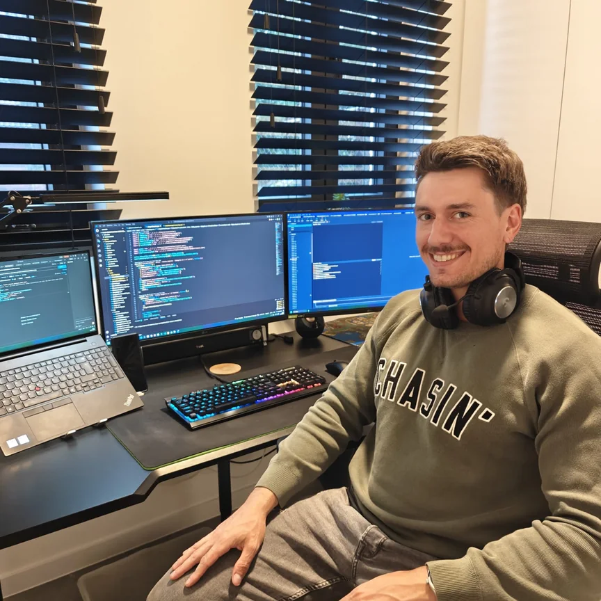 QAdvice-consultant aan het werk met test automation op meerdere schermen